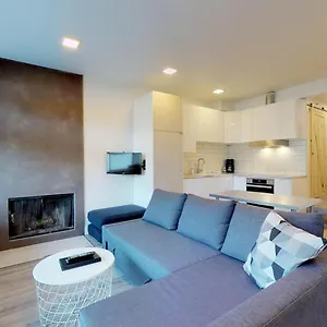  Holiday home Lakefront Oasis By Harmony